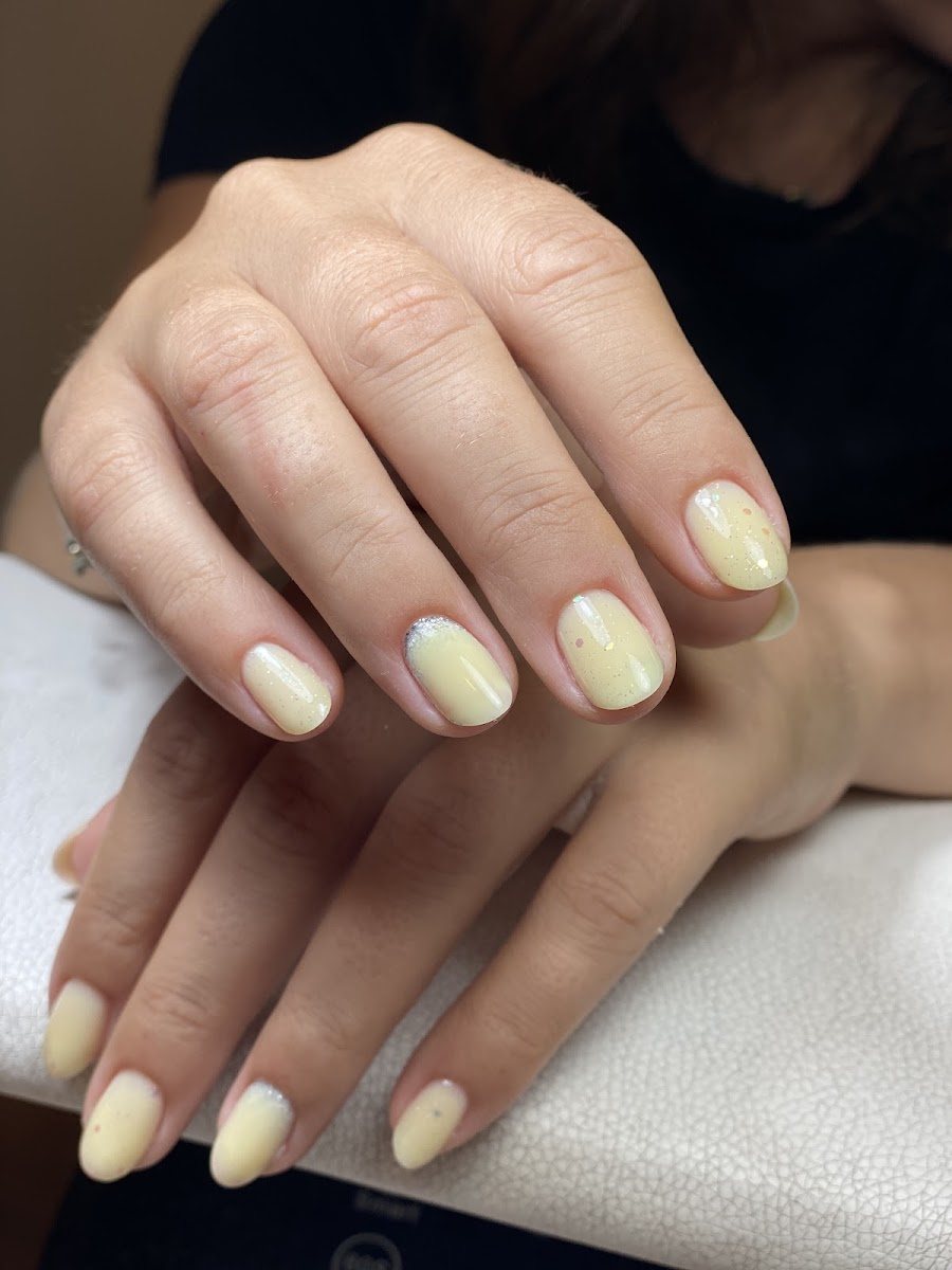 Uñas en amarillo mantequilla