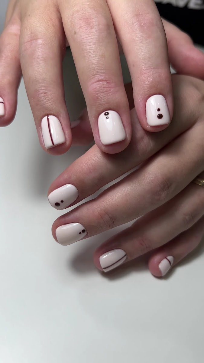 Nail art minimalista con líneas y puntos